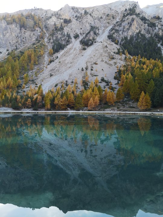 Lac bleu turquoise transparent