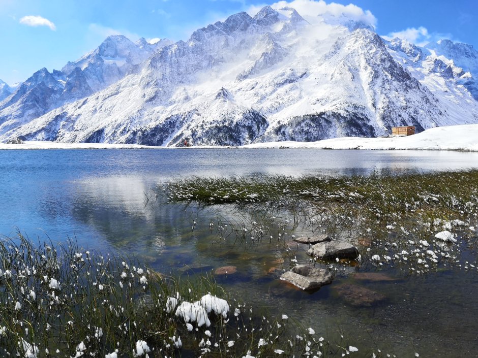 Lac de trail en septembre sous la neige