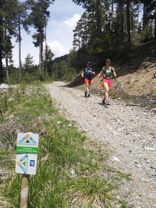 Traileurs qui courent en descente en montagne sur chemin de trail