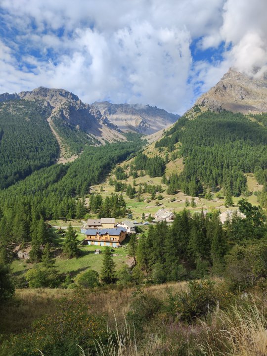 Vue fond de vallée verte en trail et village