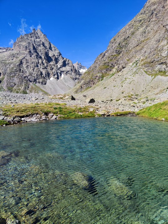 Lac transparent de montagne, sur chemin trail