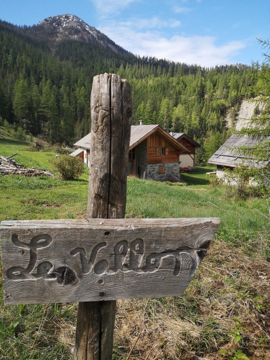 Hameau de montagne depuis chemin de trail