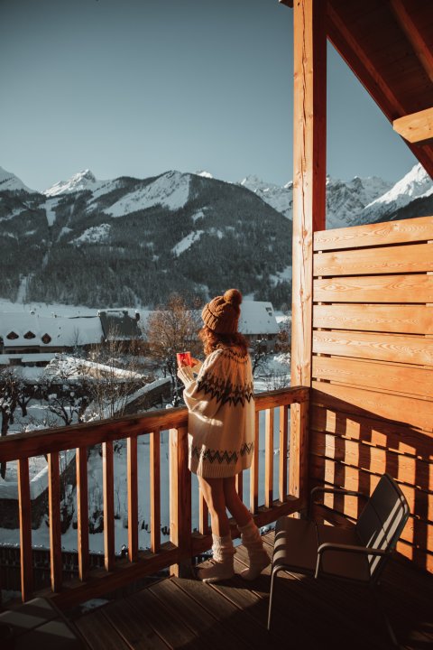 Pause café sur balcon avec vue sur la montagne avant d'attaquer la journée de trail