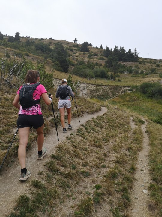 Deux jeunes femmes qui courent en montée en trail 