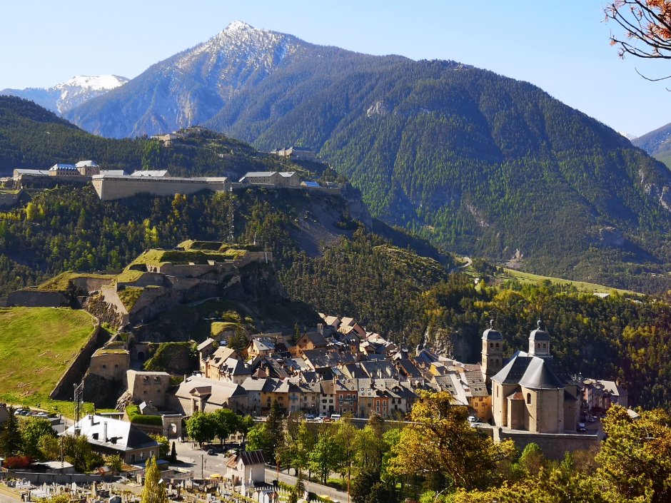 Cité Vauban de Briançon vue depuis un chemin de trail