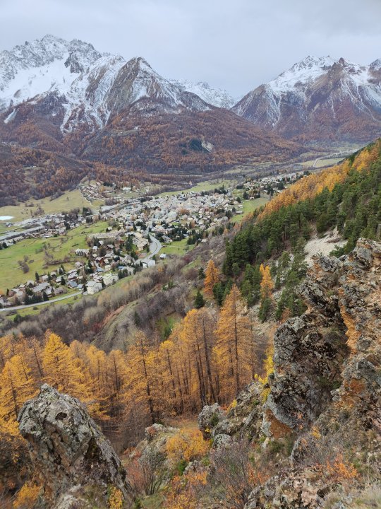 Vue à l'automne depuis circuit trail qui donne sur Le Monétier Les Bains