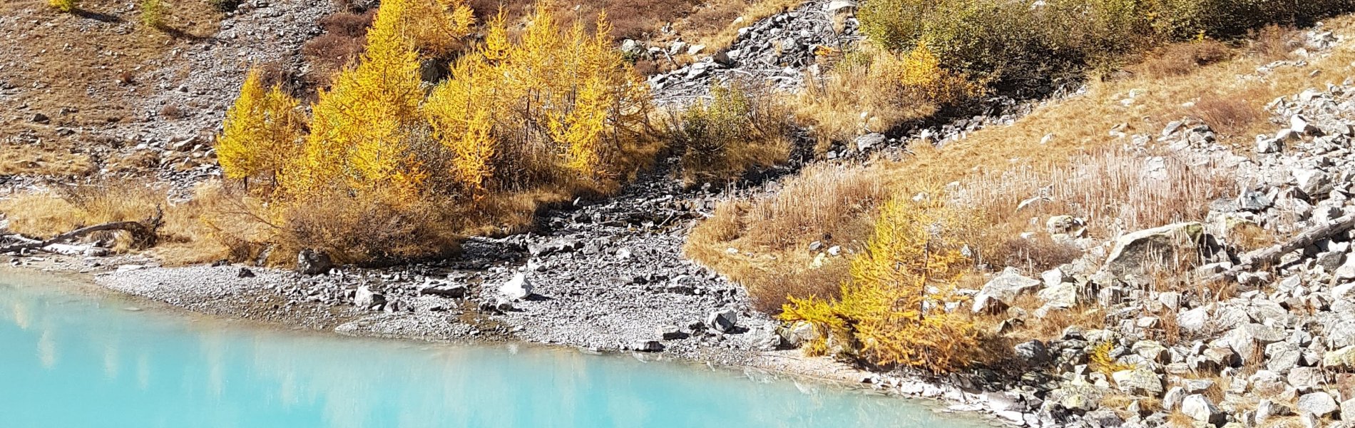Incroyable lac turquoise de trail