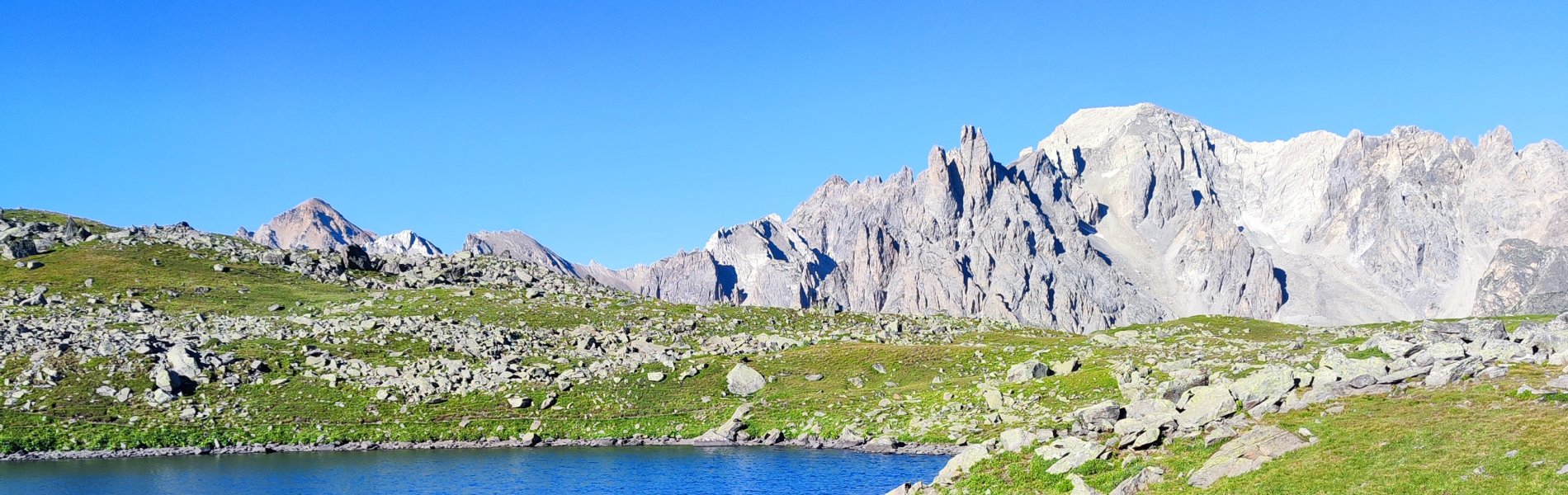 Lac sur chemin de trail