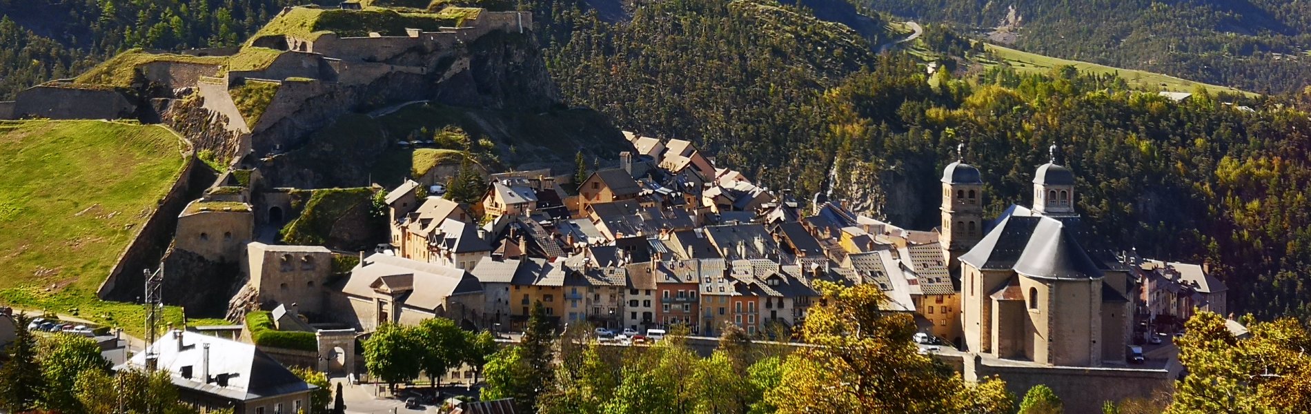 Cité Vauban de Briançon vue depuis un chemin de trail