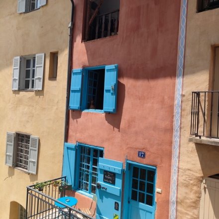Maison typique en couleur bleu et orange de la Cité Vauban de Briançon, départ de mes circuits trail