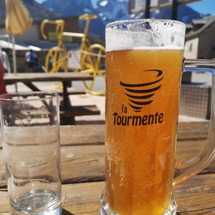 Choppe de bière récup après le trail en terrasse au Col du Lautaret