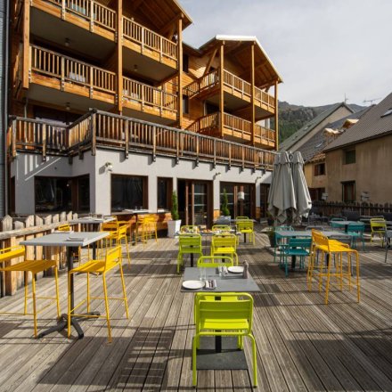 Terrasse de l'hôtel avec vue sur les Ecrins, après la journée de trailRémi