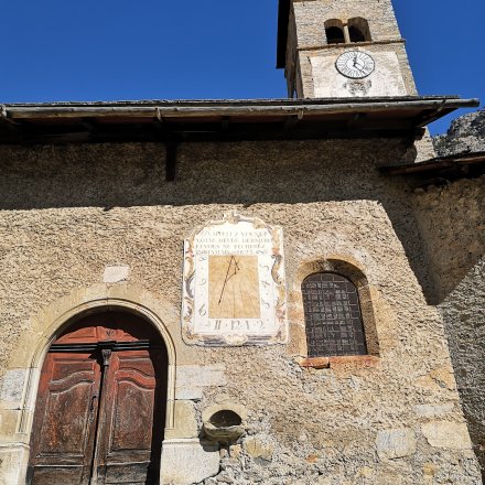 Eglise sur chemin de trail