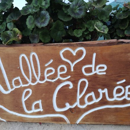 Panneau sur chemin de trail