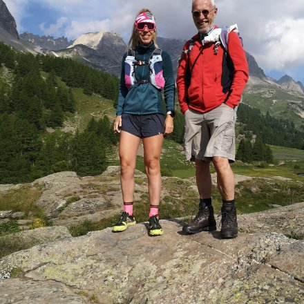 Fille et son père en montagne, fille en tenue de trail