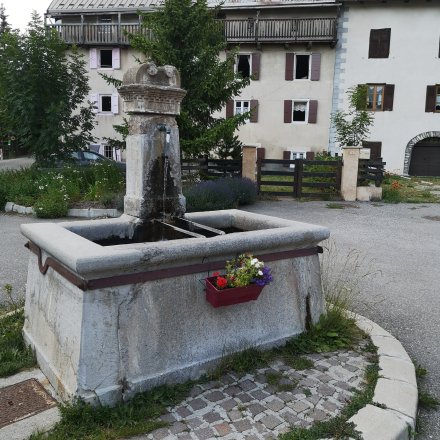 Jolie fontaine de village de trail