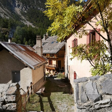 Rue de village de trail des Ayes