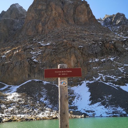 Lac sur chemin de trail