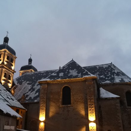 Magnifique Collégiale sous la neige devant chemin de trail