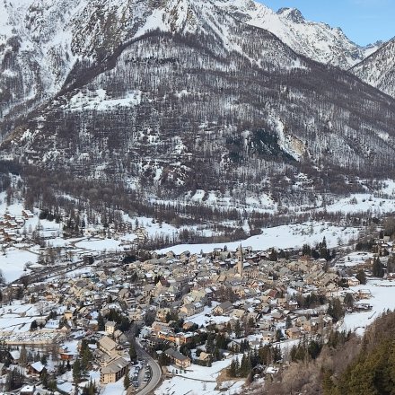 Village de trail sous la neige