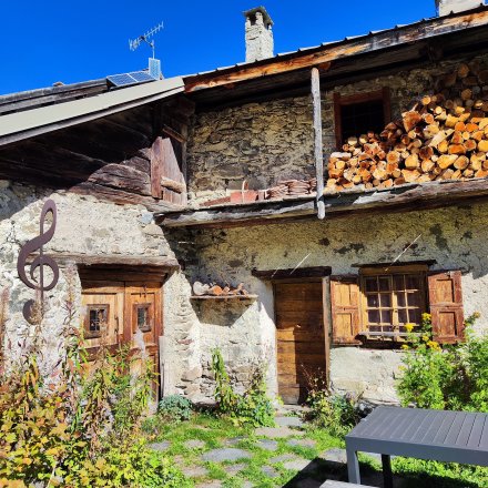 Village sur bord de chemin de trail