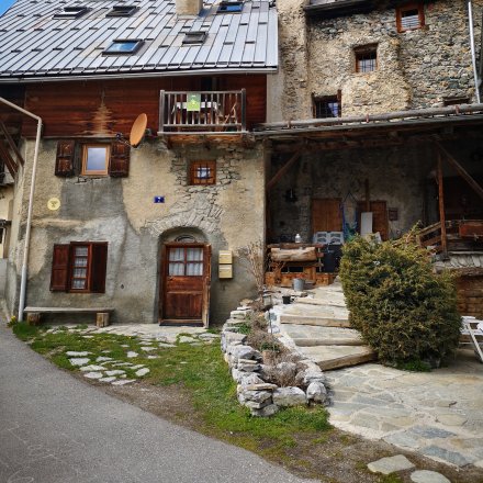 Maison typique de montagne sur circuit trail, dans le Briançonnais