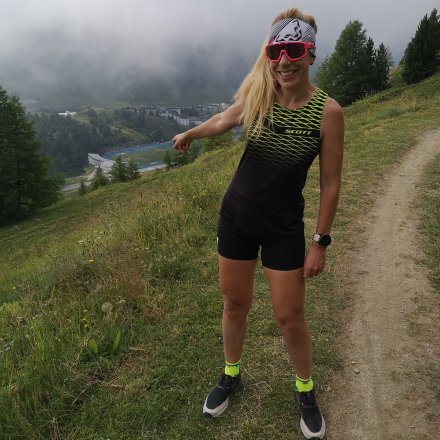 Traileuse qui fait la pause photo sur chemin balcon de trail 