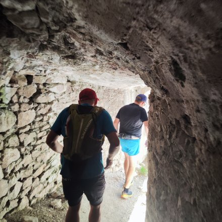 Deux coureurs de trail dans un tunnel d'un ancien bâtiment Vauban à Briançon