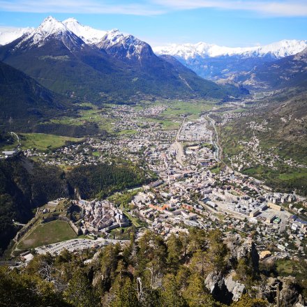 Vue presque aérienne de la ville de Briançon, depuis circuit trail