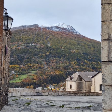 Vue sur le Prorel depuis circuit trail dans la vieille ville de Briançon au dessus du Pont d'Asfeld