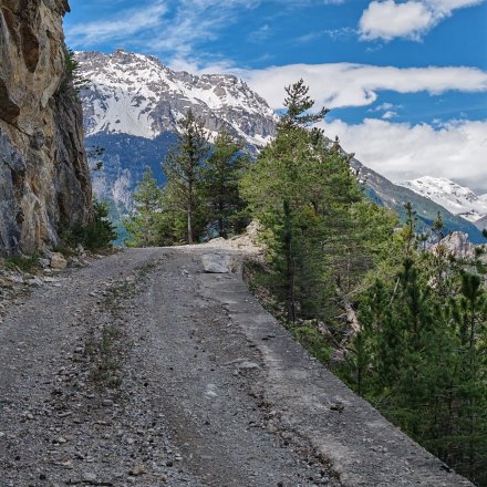 Chemin large de trail avec vue sur les montagnes Briançon