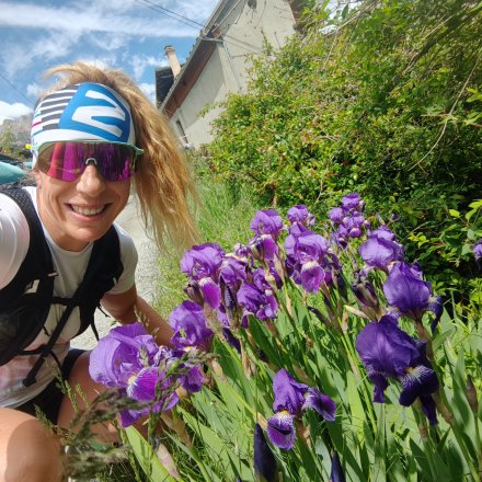 Traileuse avec des iris à Briançon