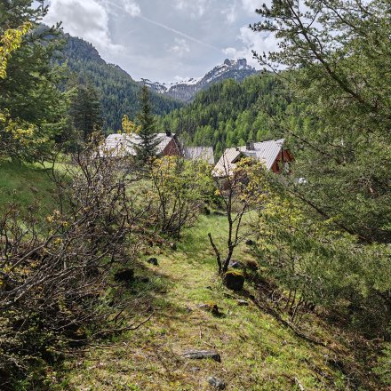 Petit village trail dans le Briançonnais