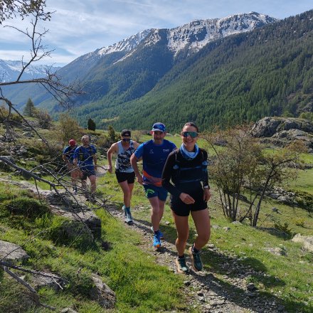 Traileurs qui courent avec le sourire. Trail Briançon