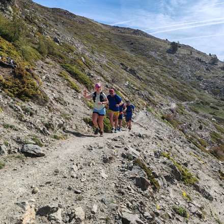 Traileurs qui montent en sentier balcon Briançon