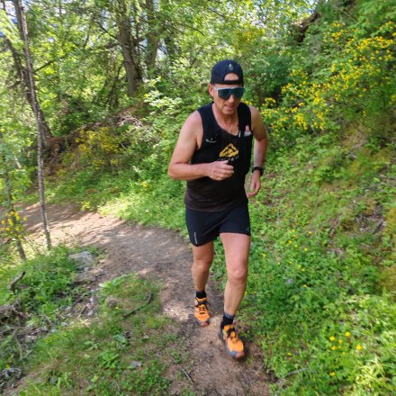 Traileur en montée stage de trail Briançon Hélène