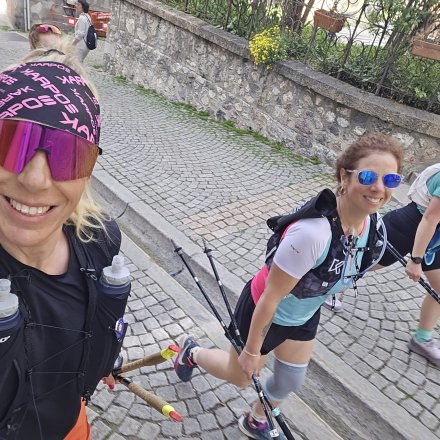 Filles souriantes qui courent trailent